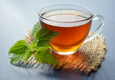 فنجال من مشروب الشاي الأخضر المسموح به في فترة الصيام المتقطع
